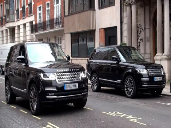 Кортеж із позашляховиків Range Rover