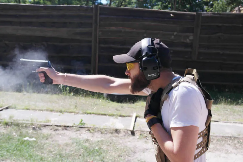 Стрільба з пістолета на тренуванні